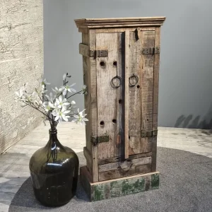 Smalle hoge kast gemaakt van oud hout